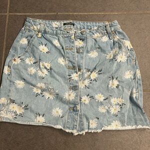 Denim miniskirt with daisies